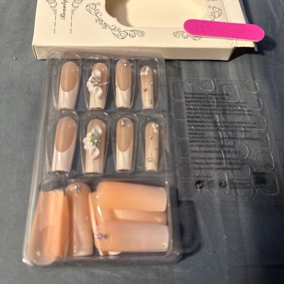 Elegant White and Pink Nail Art Set - Picture 9 of 12